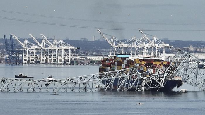 La nave andata a sbattere contro il ponte