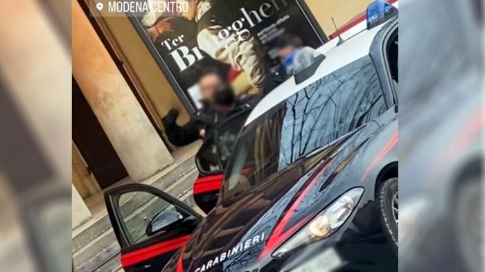 Scandalo violenza carabiniere a Modena