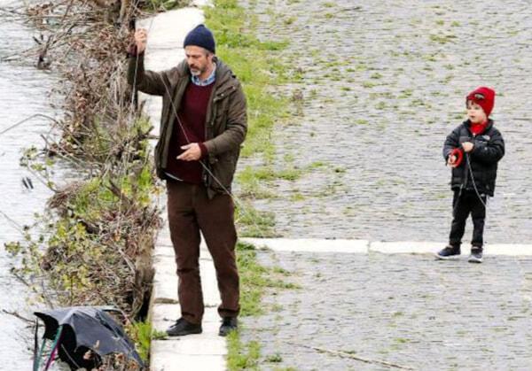 Kim Rossi Stuart e il figlio mentre cercano di giocare con l'aquilone, foto Gente-2