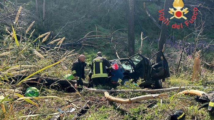 Auto precipita in burrone: miracoloso salvataggio a Catanzaro