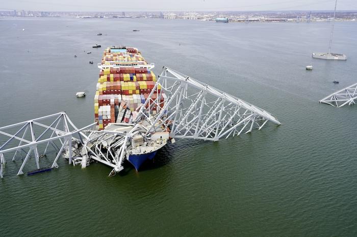 La nave portacontainer Dali bloccata dai resti del Francis Scott Key Bridge 