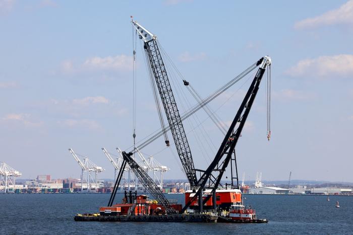 Grosse gru sul fiume Patapsco, vicino al ponte collassato