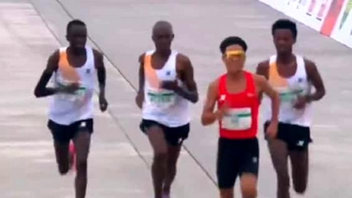 Gesto di fair play alla mezza maratona di Pechino: quando lo sport supera la competizione