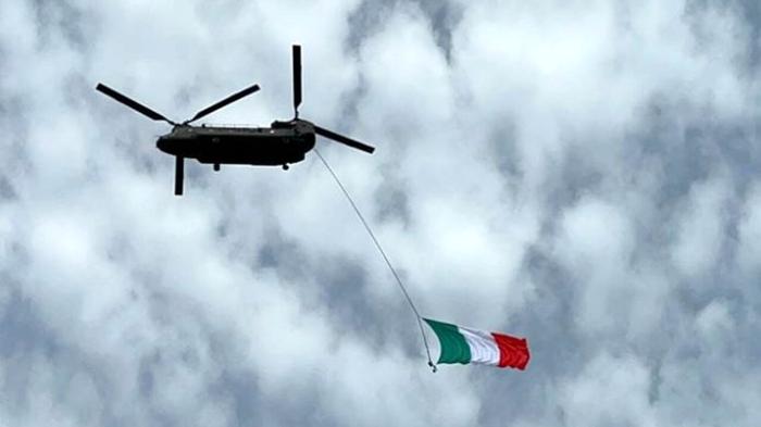 Elicottero con bandiera italiana sorvola Roma