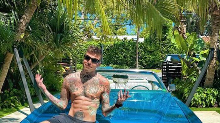 Fedez a Miami: ironia e Cadillac Eldorado