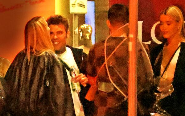 Fedez con gli amici e le due misteriose ragazze, foto da Chi-2