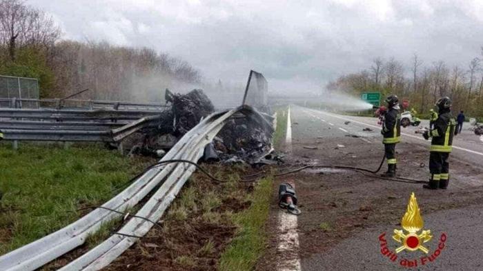 Incidente mortale sulla A4 – A5: Ferrari in fiamme, due vittime