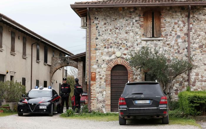 I carabinieri sul posto, a Lonato del Garda. Foto Valentina Renna LaPresse-2