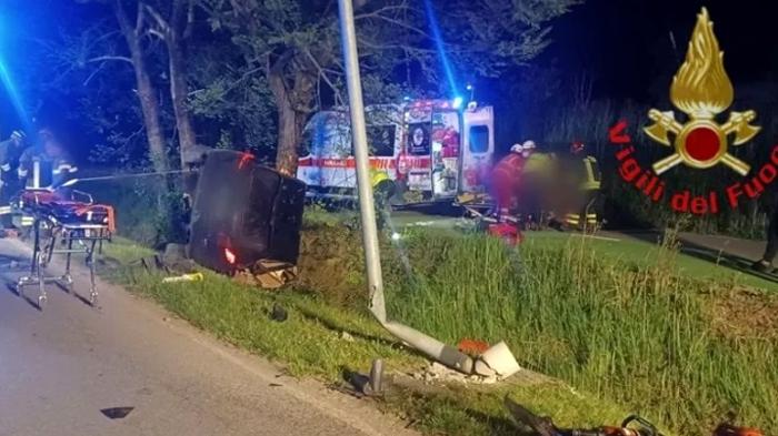 I soccorritori sul posto dopo l'incidente a Sirmione. Foto vigili del fuoco