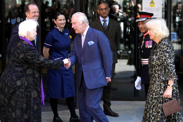 Il Re e la Regina fuori dall'ospedale, foto LaPresse-2