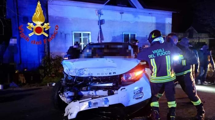 La Range Rover dopo l'incidente. Foto vigili del fuoco-2