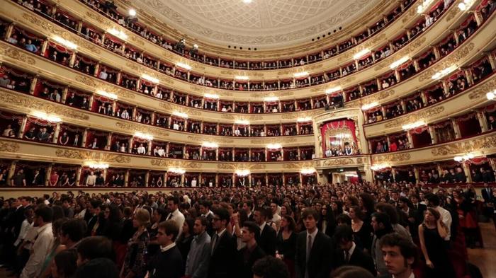 Bambino allontanato durante spettacolo alla Scala di Milano