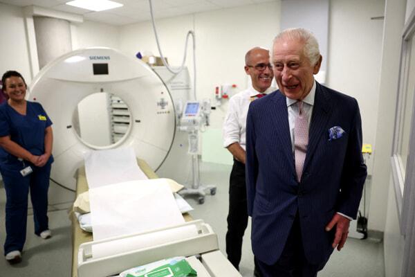 Re Carlo in visita nell'ospedale Macmillan Cancer Center, foto LaPresse-2