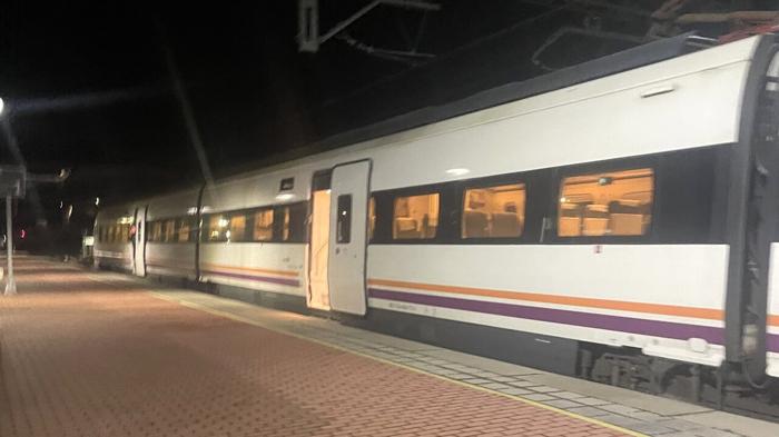 Treno Renfe bloccato: il viaggio da incubo dei passeggeri