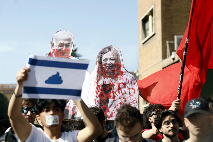 Studenti manifestano contro accordi Israele Sapienza Foto LaPresse