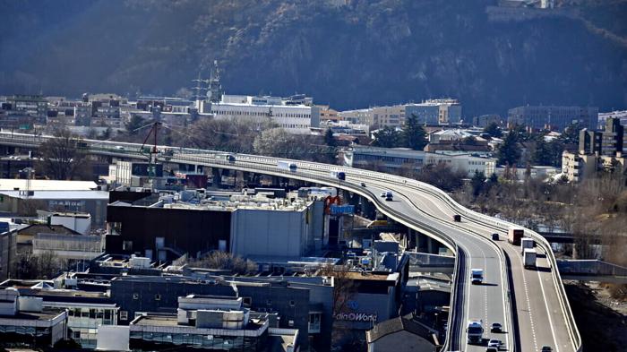 Chaos on Brenner Highway Due to Google Maps Error