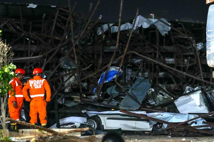 Alcune auto schiacciate dopo il crollo. Foto LaPresse