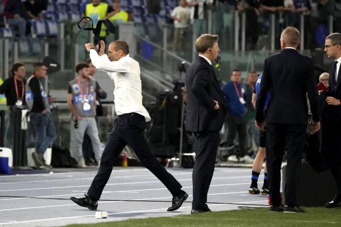 Allegri lancia si toglie giacca e cravatta dopo la finale di Coppa Italia contro l'Atalanta