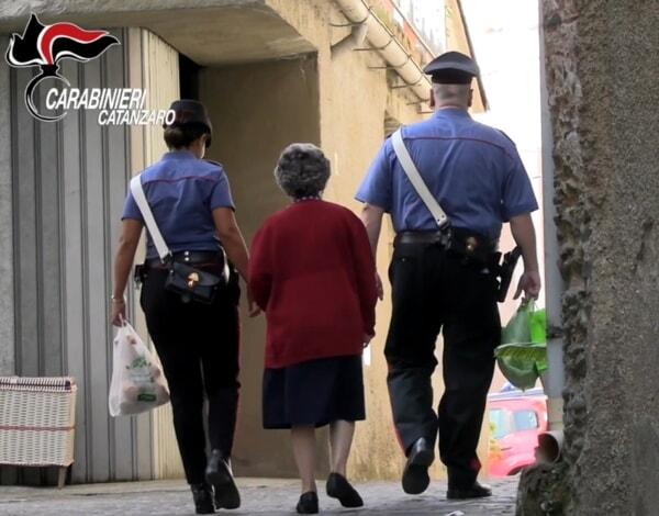 anziani carabinieri frame da video carabinieri-3