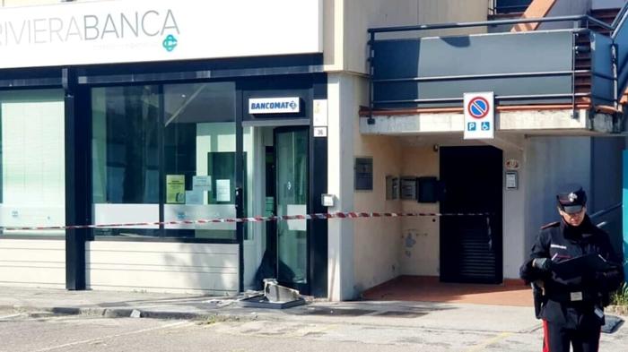 Assalto esplosivo al bancomat: malvivente ferito e arrestato