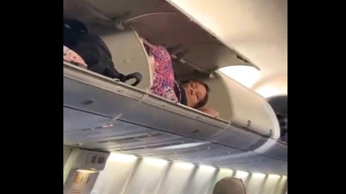 Donna trovata sdraiata nella cappelliera di un volo Southwest Airlines