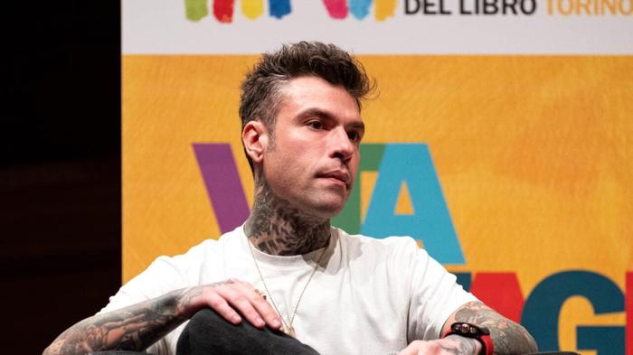 Fedez: Annullata la partecipazione a show TV a causa di presunto coinvolgimento in aggressione