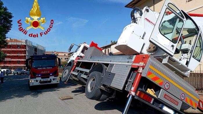 Incidente sul lavoro a Deruta: autogru si ribalta con operai intrappolati