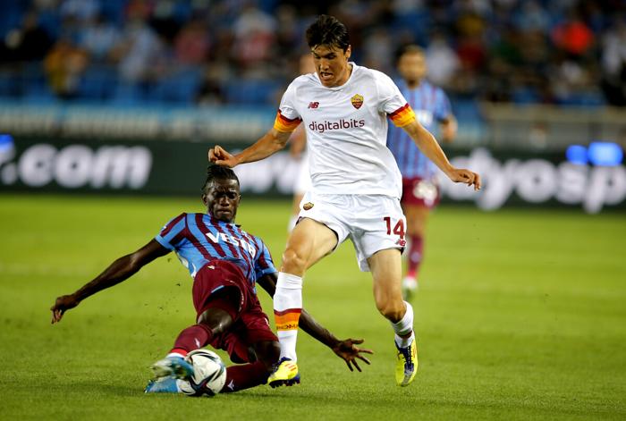 Edgar Ié contro Eldor Shomurodov, nel match di Conference League tra Trabzonspor e Roma (Foto LaPresse)