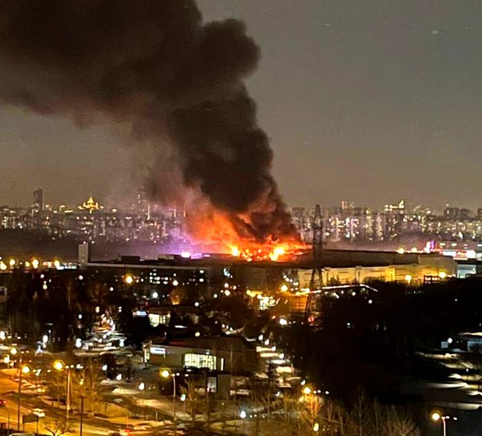 L'edificio in fiamme dopo l'attentato