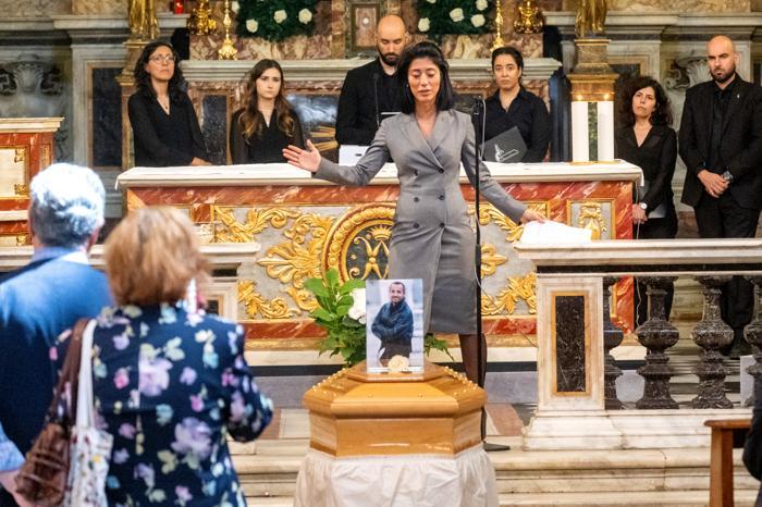 La moglie Giulia Berdini ai funerali del giornalista Franco Di Mare celebrati a Roma