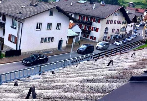 Le auto in coda in una strada secondaria tra Vipiteno e l'Austria, foto pubblicata dal partito autonomista locale Süd-Tiroler Freiheit