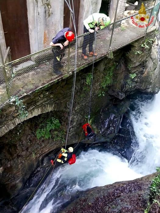 Le operazioni di soccorso nel torrente Esino.