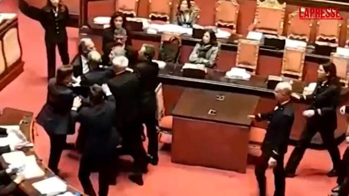 Tensioni al Senato: lite tra senatori durante dibattito sul semestre bianco