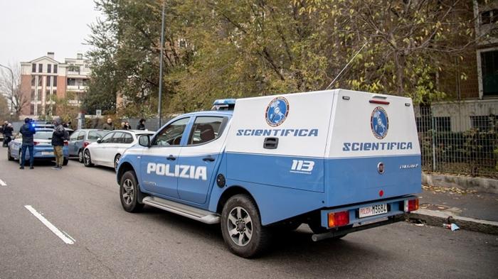 Panico a Napoli: uomo armato si barrica in casa a Chiaiano