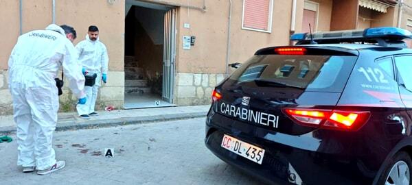 Rilievi dei carabinieri davanti casa di Cianciana dopo accoltellamento-2