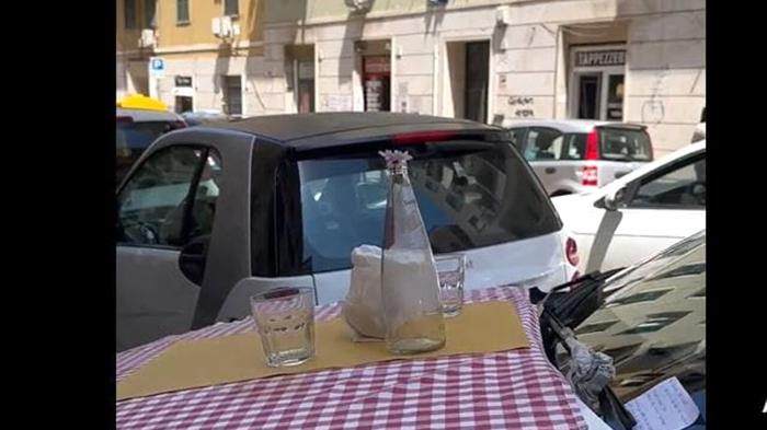 SUV parcheggiato come tavola imbandita a Roma