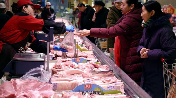 Tensione commerciale tra UE e Cina: dazi su auto e carne di maiale