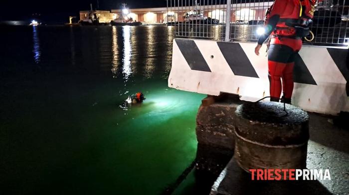 Ricerche in corso per ragazzo caduto in mare a Trieste