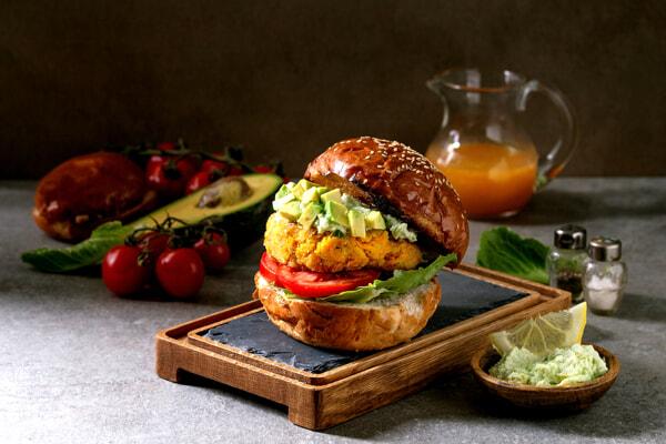 Burger di ceci con avocado e salsa tahini