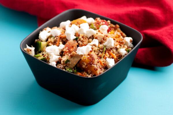 Insalata di quinoa con verdure grigliate e feta