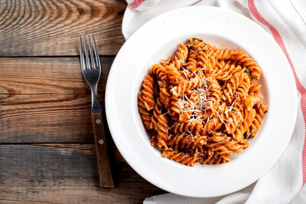 Pasta integrale con pesto di pomodori secchi e ricotta salata