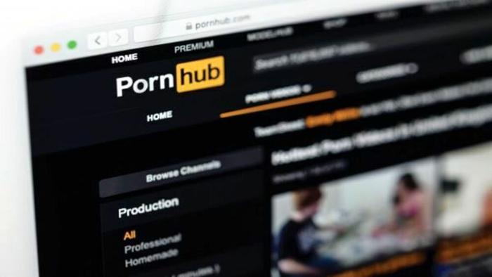 Commissione Europea indaga su Pornhub, Stripchat e XVideos per protezione dei minori