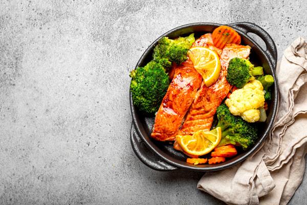 Salmone al forno con patate dolci e broccoli