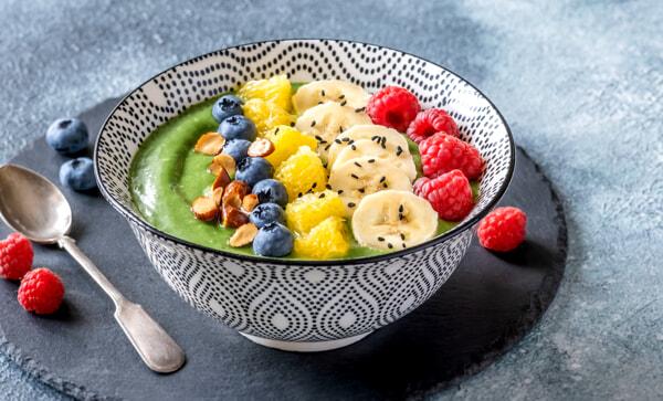 Smoothie bowl con banana, avocado e frutti di bosco