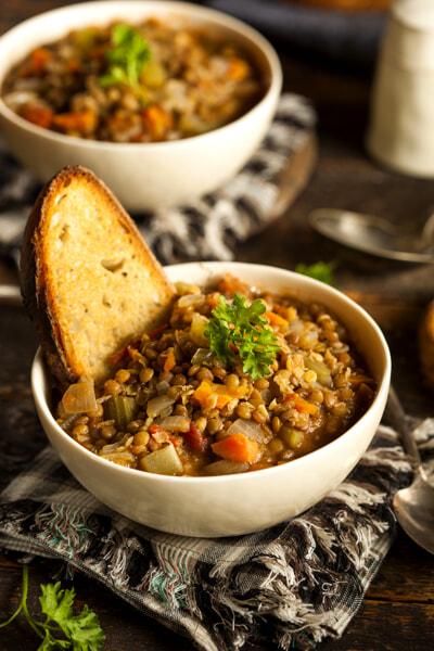 Zuppa di lenticchie con crostini di pane integrale