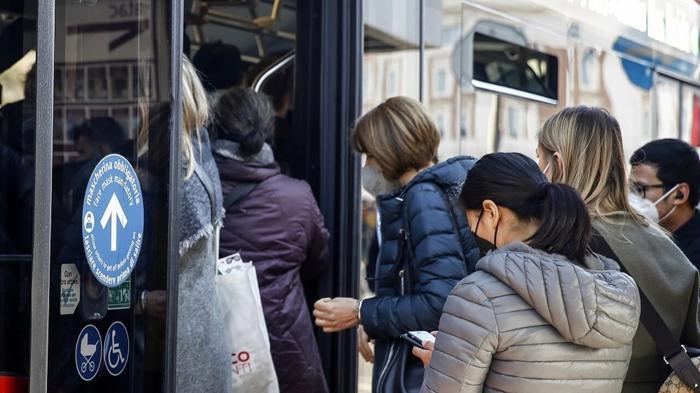 Giovane chiuso nel portabagagli di un autobus: la curiosa vicenda