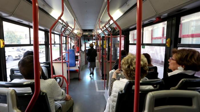 Ragazzino trova borsello con 60mila euro su autobus a Bologna