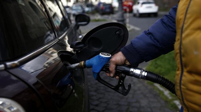 Prezzi carburanti in ribasso: sorpresa per gli automobilisti