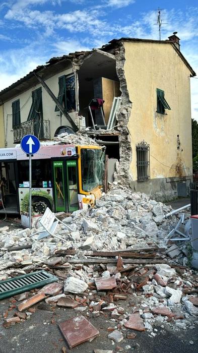 Bus contro palazzo Lucca - Foto X