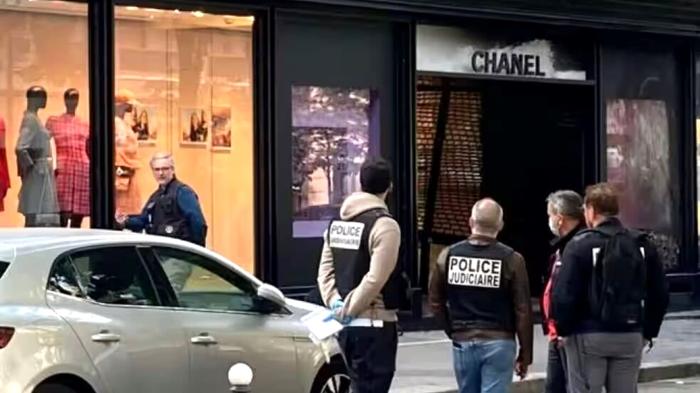 Rapina da 10 milioni di euro alla boutique Chanel a Parigi